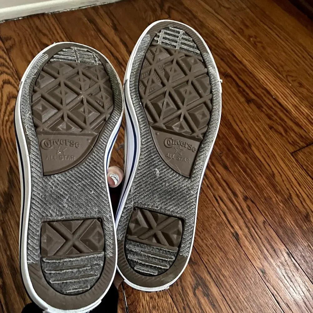 White Shoreline Slip On Low Top Sneakers Women’s 8 Converse